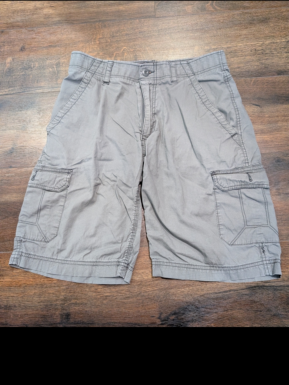 Men's Gray Cargo Shorts with Multipocket Utility Design
